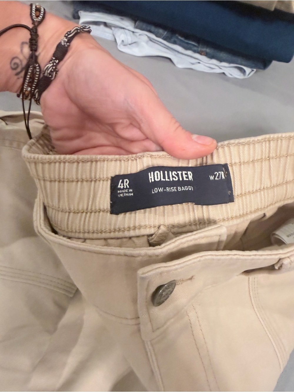 Hollister Low-Rise Baggy Women’s Pants — Beige